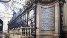 La inscripción de la que se retirarán tres líneas de texto está junto al coro de la basílica. lola garcía