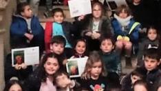 Los premiados en el concurso de Carnaval , con algunos concejales en el patio del Ayuntamiento de Huesca.