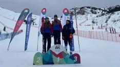 Podio del eslalon femenino en el Campeonato de Aragón de esquí alpino de Cerler con Celia Casasús como campeona.
