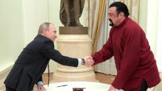 Vladímir Putin dándole la mano al actor Steven Seagal en una foto de archivo.