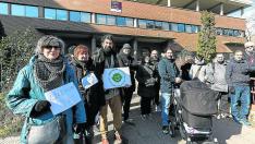 Concentración de varias familias del colegio Puerta de Sancho y de otros centros ante el servicio provincial de Educación de Zaragoza este martes