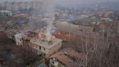 Una vista general muestra los edificios dañados por un ataque militar ruso en la ciudad de Bajmut