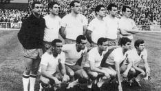 Imagen del equipo del Real Zaragoza que fue campeón de Copa en 1966. En la final, ganada al Athletic de Bilbao por 2-0, esta fue la formación: de pie, de izda. a dcha., Yarza, Irusquieta, Santamaría, Reija, Pais, Violeta; agachados, Canario, Santos, Marcelino, Villa y Carlos Lapetra.