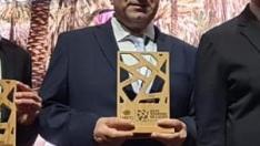 Mariano Altemir, alcalde de Alquézar, recogiendo el premio en Arabia Saudí.
