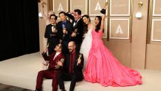 El equipo de la gran ganadora de la noche de los Oscar: 'Todo a la vez en todas partes'.