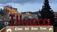Imagen del escenario de fotos turísticas en Illueca con el fondo del castillo-palacio del Papa Luna y las letras de la villa.