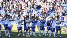 Los jugadores del Real Zaragoza saludan a los aficionados desplazados a Huesca al término del partido.