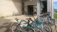 Bicicletas en el campus de Huesca, que favorece la movilidad sostenible.