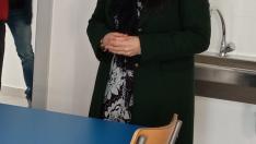El consejero de Educación, Felipe Faci, en su visita al nuevo aulario del IES Ramón y Cajal de Huesca, junto a la directora provincial. Amparo Roig, y la directora del centro, María Costa.