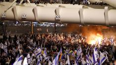 miles de manifestantes han salido a las calles de las principales ciudades isarelíes para protestar por la decisión.