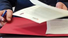 Firma del convenio entre el consejero de Educación, Cultura y Deporte del Gobierno de Aragón, Felipe Faci, y el presidente de la Fundación Basket Zaragoza, Reinaldo Benito