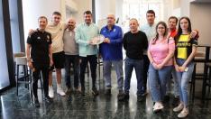 Cristian Álvarez recibe el galardón de la Peña Zaragocista José Luis Violeta de Valencia este mediodía en el hotel del equipo.