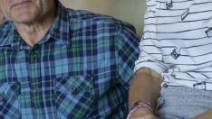 El matrimonio María Pilar Marqués y Juan Carlos Simón, familia de acogida urgente, en su casa de Zaragoza.