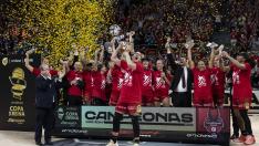 La capitana del Casademont, Vega Gimeno, levanta la copa de campeonas