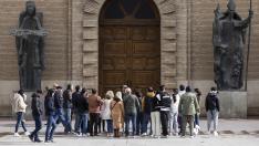 Un grupo de turistas en la plaza del Pilar este domingo.