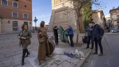 La alcaldesa observa la escultura dedicada a la Semana Santa en la plaza del Seminario.