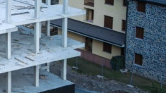 Imagen del edificio El Carrascal en Villanúa, cuyas obras quedaron paralizadas hace unos meses.