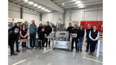 Tornos (el cuarto por la izquierda), junto a parte del equipo en las instalaciones de la empresa.
