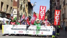 Manifestación de los trabajadores del Ayutamiento de Huesca este martes en el Coso Alto.