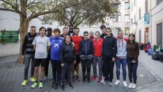 Los corredores de Special Olympics, los voluntarios de la Asociación y los usuarios del Albergue que van a participar posan juntos tras preparar la carrera.