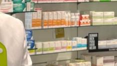 La farmacéutica Margot Roig dispensa un suplemento vitamínico a una zaragozana.
