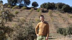 Daniel Brito, en una plantación de encinas y robles para producir trufa negra en Sarrión.