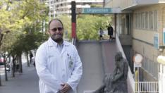 El cirujano oscense Íñigo Royo, a las puertas del Hospital Miguel Servet de Zaragoza, donde ahora ejerce.