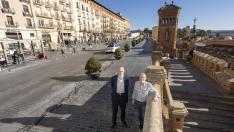 Los arquitectos Antonio Pérez -a la izquierda- y José María Sanz, en el paseo del Óvalo de Teruel.