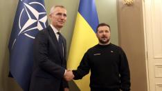El secretario general de la OTAN, Jens Stoltenberg, y el presidente de Ucrania, Volodímir Zelenski, este jueves en Kiev.