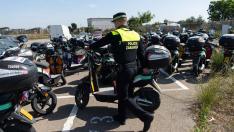 Un agente de la Policía Local de Zaragoza retira una de las motocicletas de Reby en el depósito, donde hay ya cerca de medio centenar