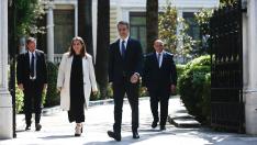 El primer ministro de Grecia, Kyriakos Mitsotakis, y la presidenta, Katerina Sakellaropoulou,