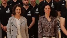 El equipo del Pamesa Teruel Voleibol, con la alcaldesa Emma Buj en el pabellón Los Planos
