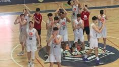 Los jugadores del Casademont júnior, tras ganar al Barça.