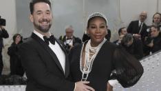 Serena Williams en la Met Gala 2023 junto a su marido Alexis Ohanian