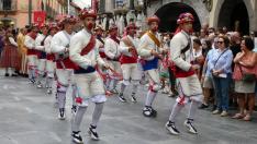 Bailadores en la procesión de Santa Orosia, en Jaca, el año pasado.