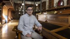 Eduardo Serrano en la biblioteca del Paraninfo de la Universidad de Zaragoza, este jueves.