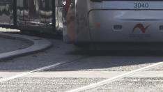 Uno de los tranvías de Zaragoza, a su paso por la plaza de Aragón de la capital
