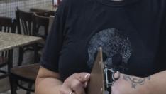 Verónica Castro, en la barra de la cafetería Palacio, en Zaragoza.