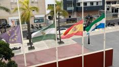 Banderas a media asta en el ayuntamiento de Torremolinos por el último crimen machista en la localidad.
