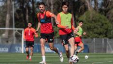 Juan Carlos y Kento pelean por el balón durante el entrenamiento del viernes.