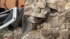 Restos de la furgoneta, que se ha empotrado contra este muro de una antigua harinera de Fonz.