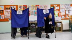 Dos ciudadanos griegos, en un colegio electoral en Atenas, este domingo.
