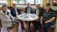 Un grupo de personas mayores de 80 años, en el centro de convivencia de mayores de Ciudad Jardín, en Zaragoza.
