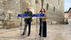 Los candidatos del PP a la DGA y a la Alcaldía de Zaragoza, Jorge Azcón y Natalia Chueca, este viernes, en su última rueda de prensa de campaña.
