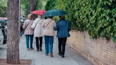 Varias personas pasean con paraguas, a 24 de mayo de 2023, en Madrid (España).