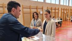 La alcaldesa de Teruel y candidata a la reelección por el PP, Emma Buj, ha ido a votar con su hija, quien por primera vez acude a las urnas al haber cumplido los 18 años.