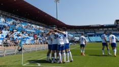 Los jugadores del Deportivo Aragón celebran el gol logrado por Isaiah ante el Coria.