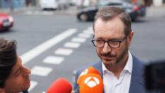 El portavoz del PP en el Senado, Javier Maroto, ofrece declaraciones a los medios a su llegada a la sede nacional del Partido Popular.