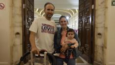 Eduardo Reinado, Silvia Lumbreras y su hija Carmen de ocho meses, en la Agencia Tributaria.