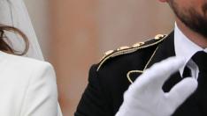Hussein y Rajwa al Saif, ya convertidos en marido y mujer, saludan a los ciudadanos que les saludan por las calles de Amán.
